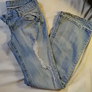Jeans with bleached shred